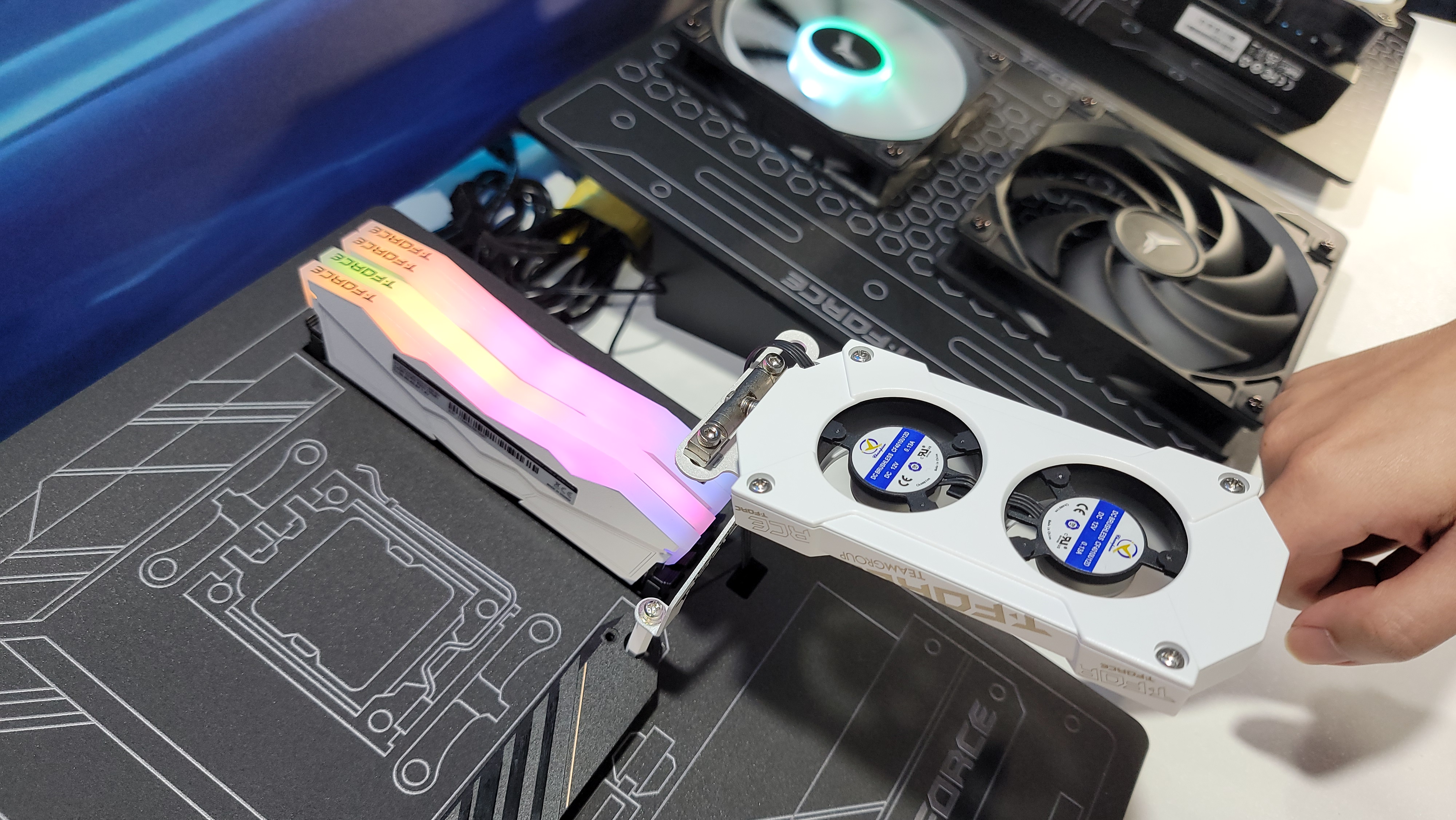 Team Group T-Force Dark AirFlow D5 Memory Cooler with adjustable hinges
