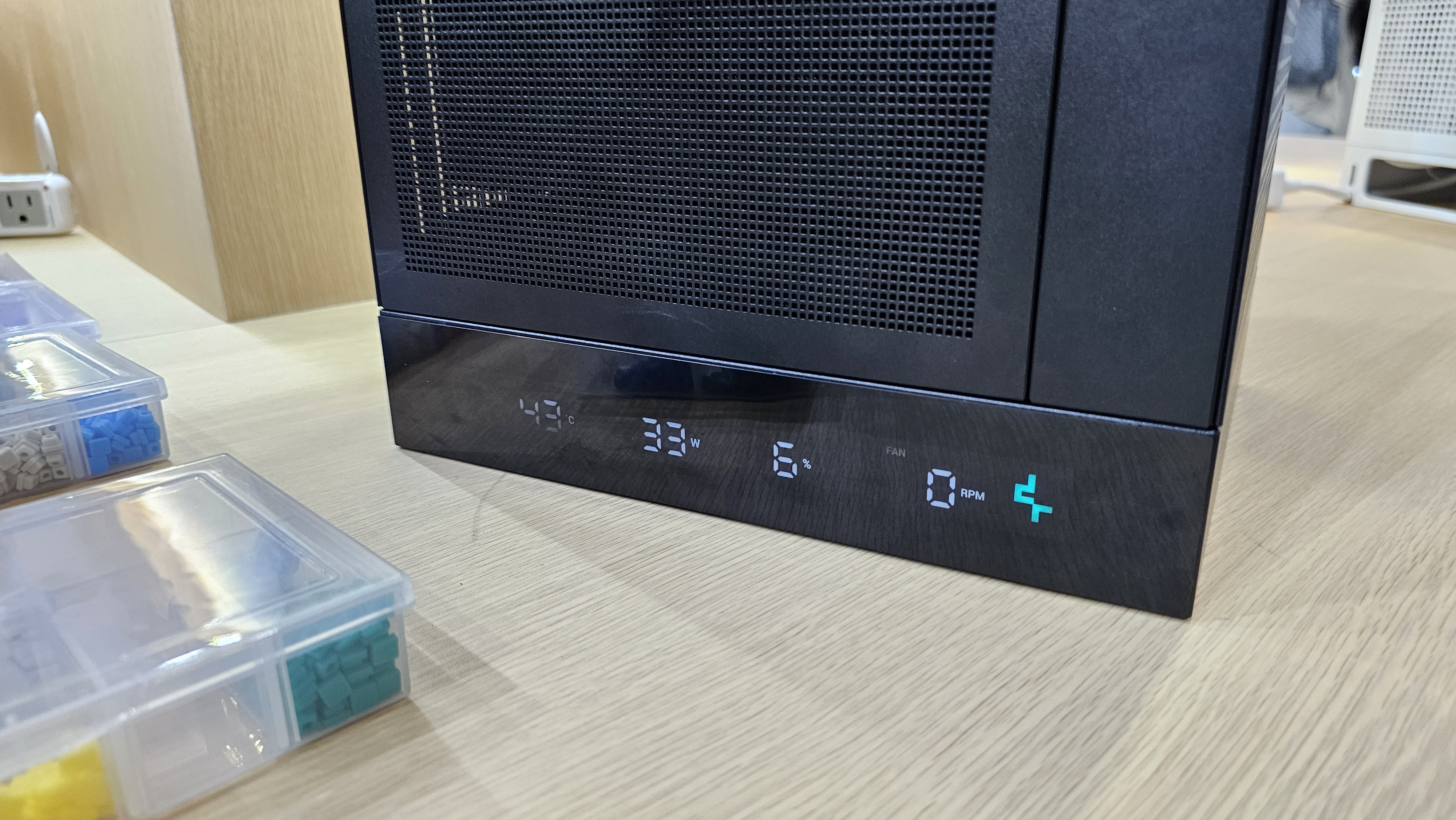 DeepCool CH170 DIGITAL ITX Case com tela de monitoramento digital