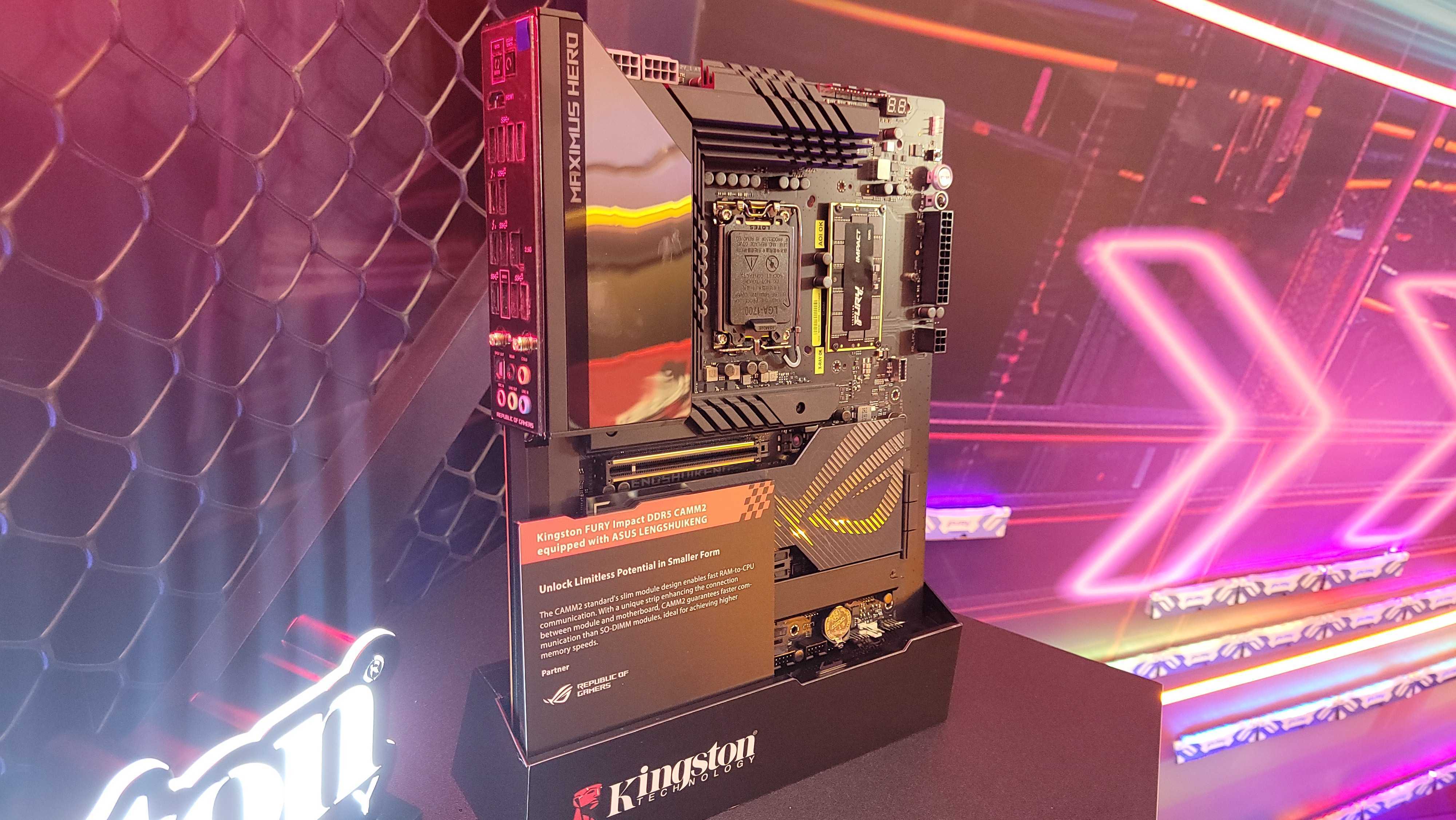 Módulo CAMM2 da Kingston na placa Asus