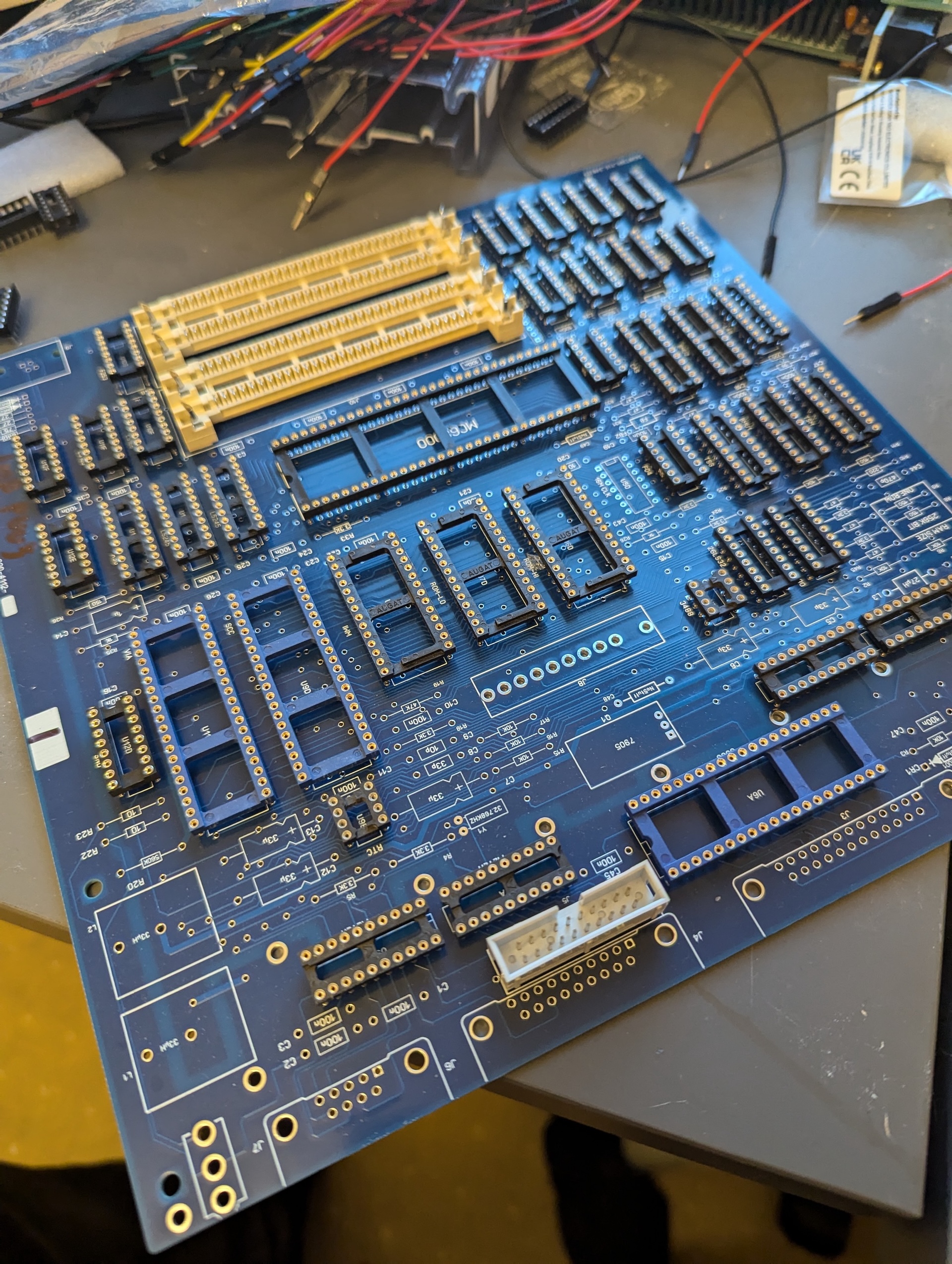 Placa lógica do Macintosh Plus sem ICs ou outros componentes instalados