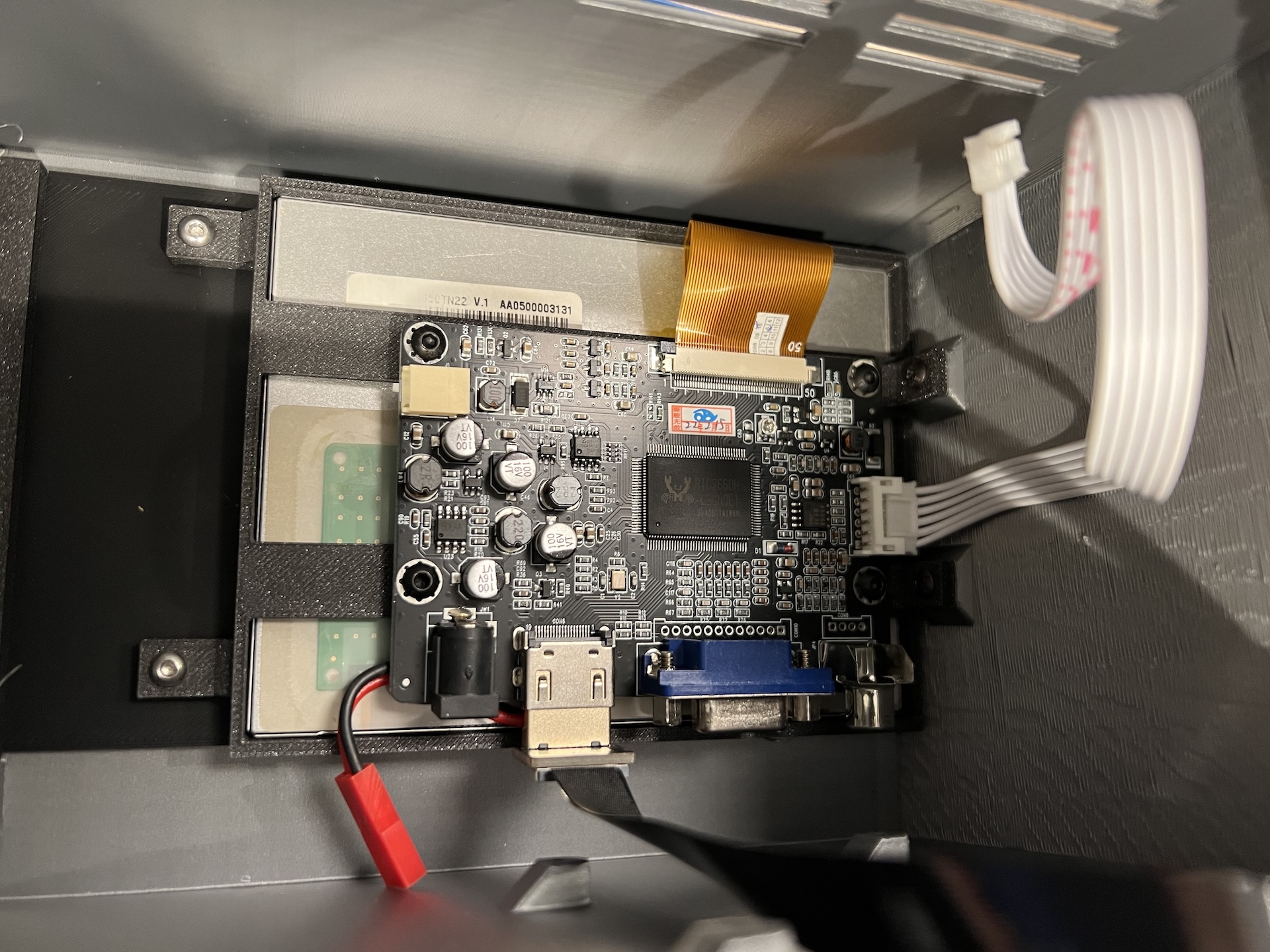 Interior, mostrando montagem e conexões do Raspberry Pi