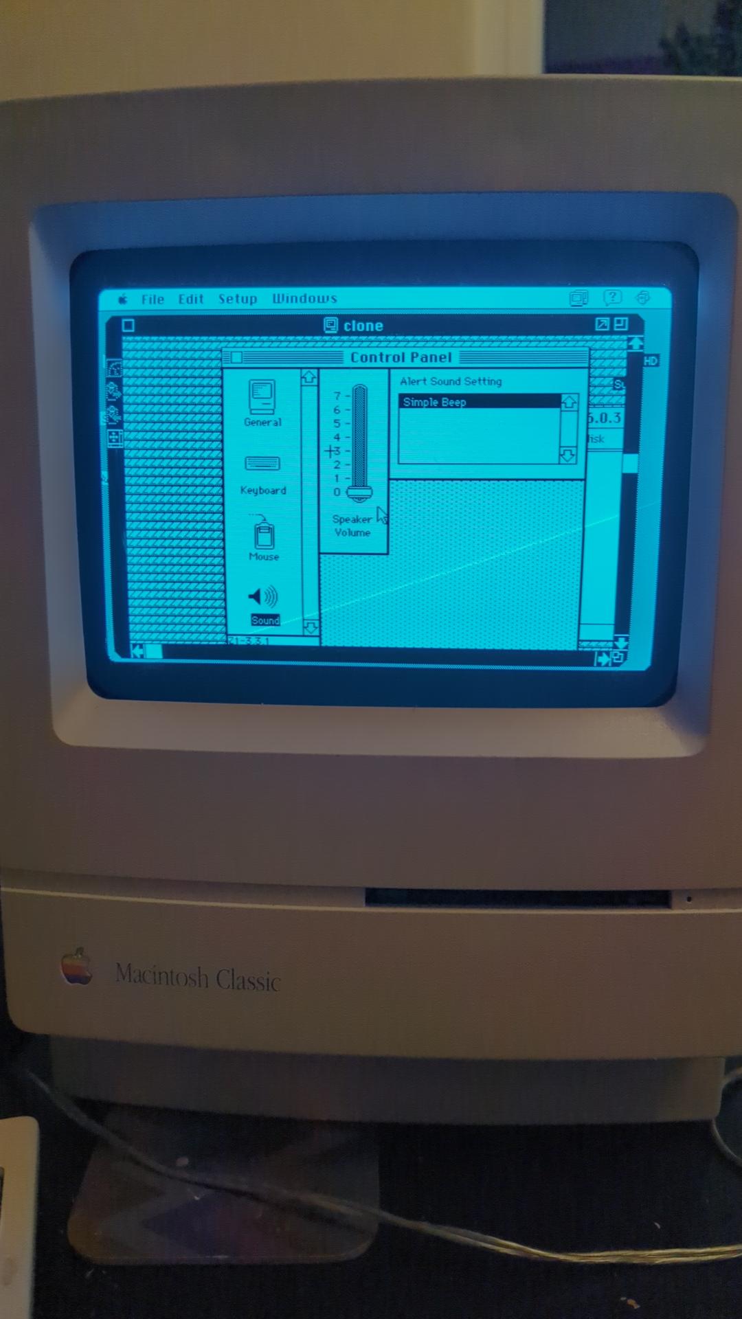 Usando o software de controle remoto Timbuktu em um Macintosh Classic para verificar a funcionalidade do clone do Macintosh Plus