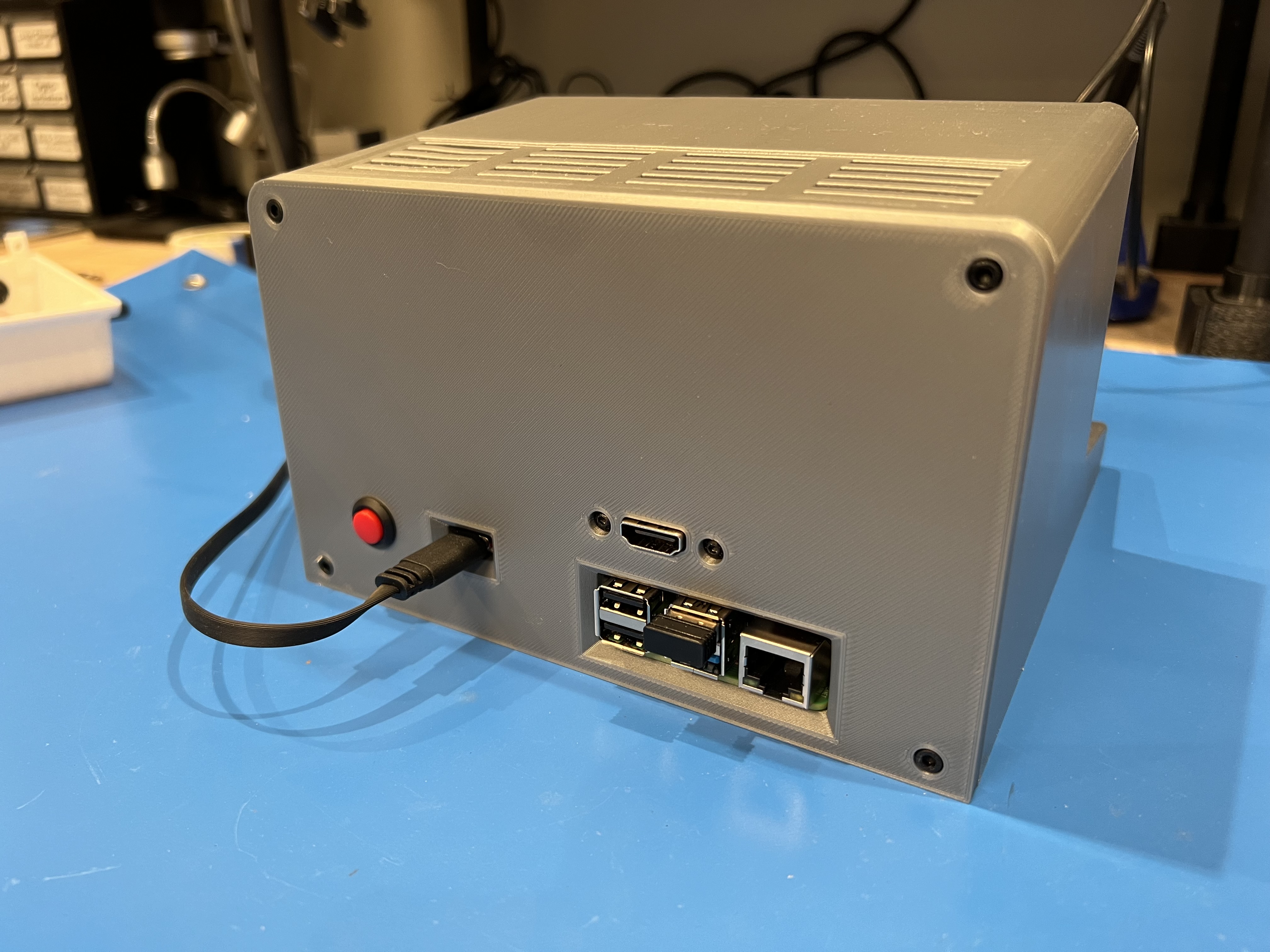 Painel traseiro do falso TRS-80