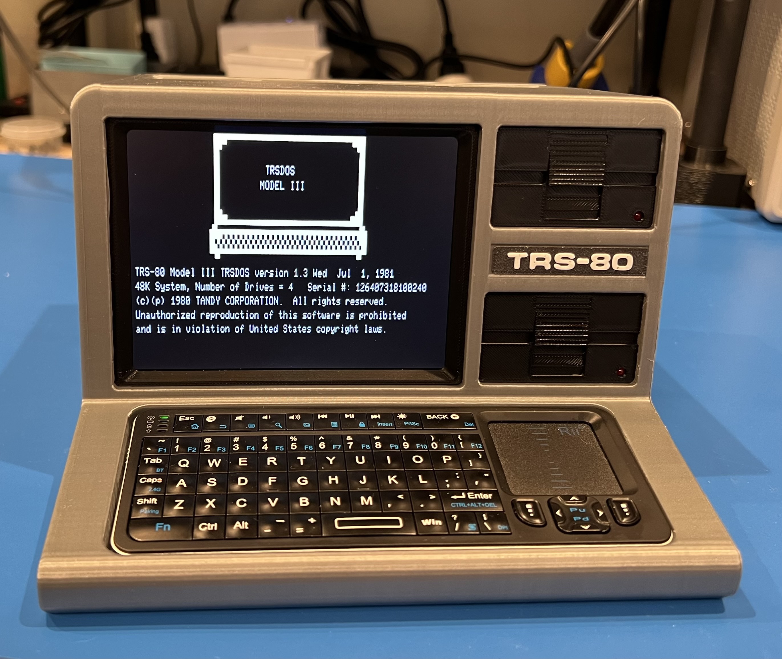 Vista frontal do falso TRS-80 de Joe Pasqua