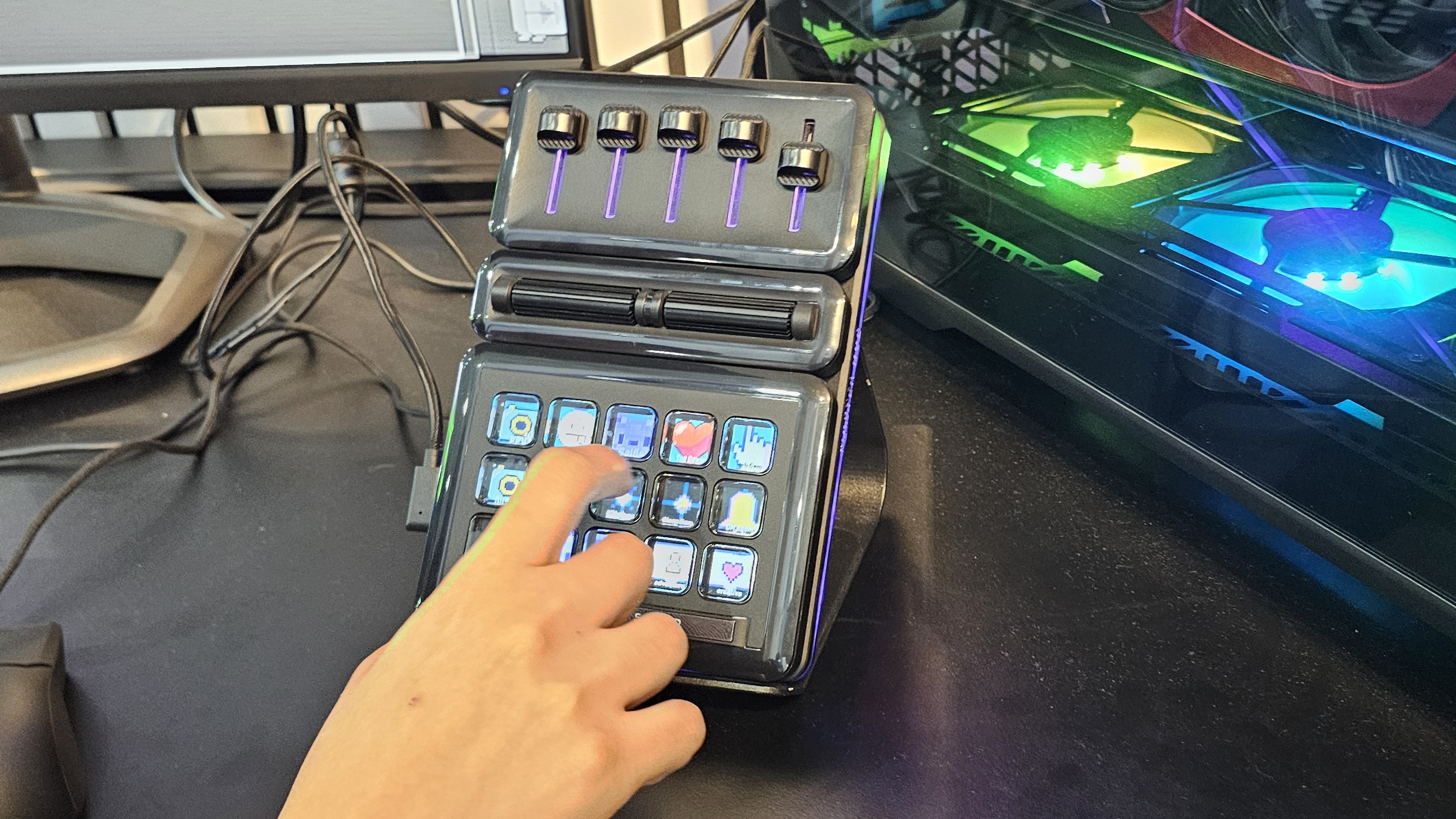 Cooler Master MasterHUB in action