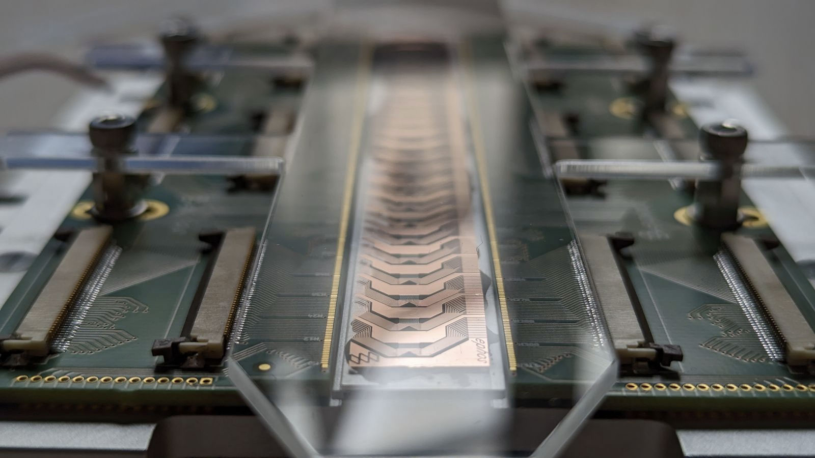 Ephos glass-based photonic chips