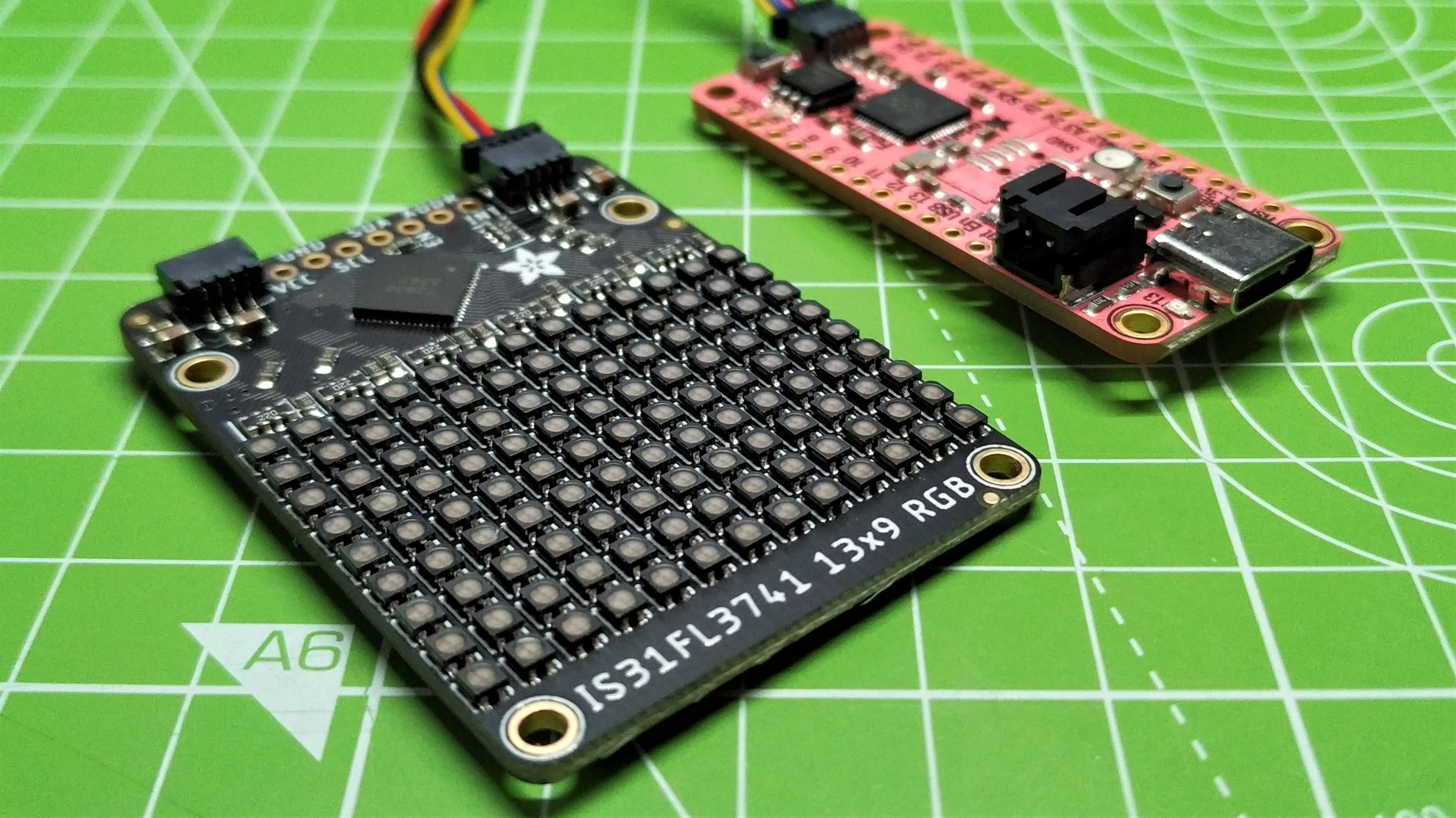 Melhor Pequena Matriz RGB: Adafruit IS31FL3741 13x9 RGB Matrix