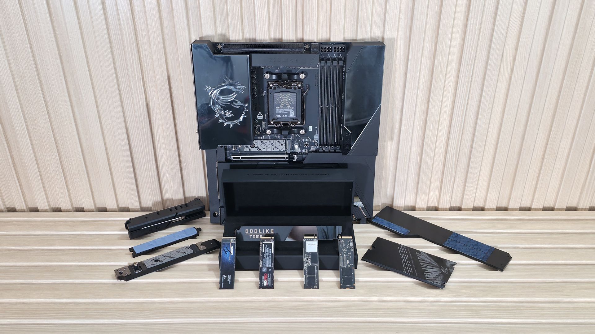 Dissipador M.2 de placa-mãe removido mostrando o contato do pad térmico com o SSD NVMe