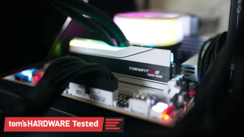 Pente unico de memoria DDR5 instalado na placa-mae em teste de desempenho