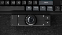 Mouse trackball Keychron Nape Pro posicionado sob o teclado