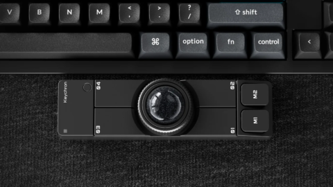 Mouse trackball Keychron Nape Pro posicionado sob o teclado