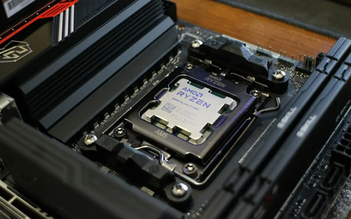Processador AMD Ryzen instalado em placa-mãe com socket AM5