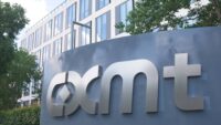 Módulos de memória RAM instalados em placa de notebook, ilustrando a chegada da DRAM chinesa da CXMT