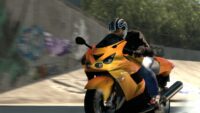 Cena de Midnight Club: Los Angeles com motocicleta em corrida noturna pela cidade