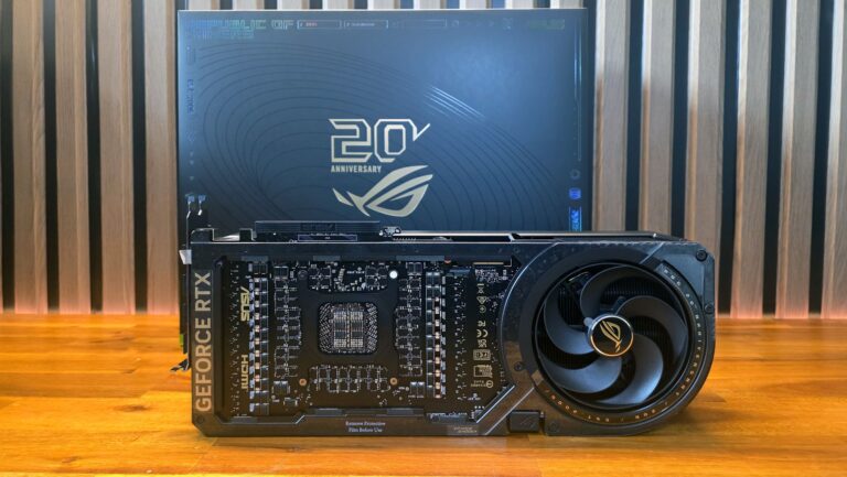 Placa de vídeo GeForce RTX 50 em matéria sobre overclock de VRAM com o Hydra