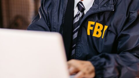 Alerta de segurança sobre ataques com IA contra controladores lógicos programáveis industriais