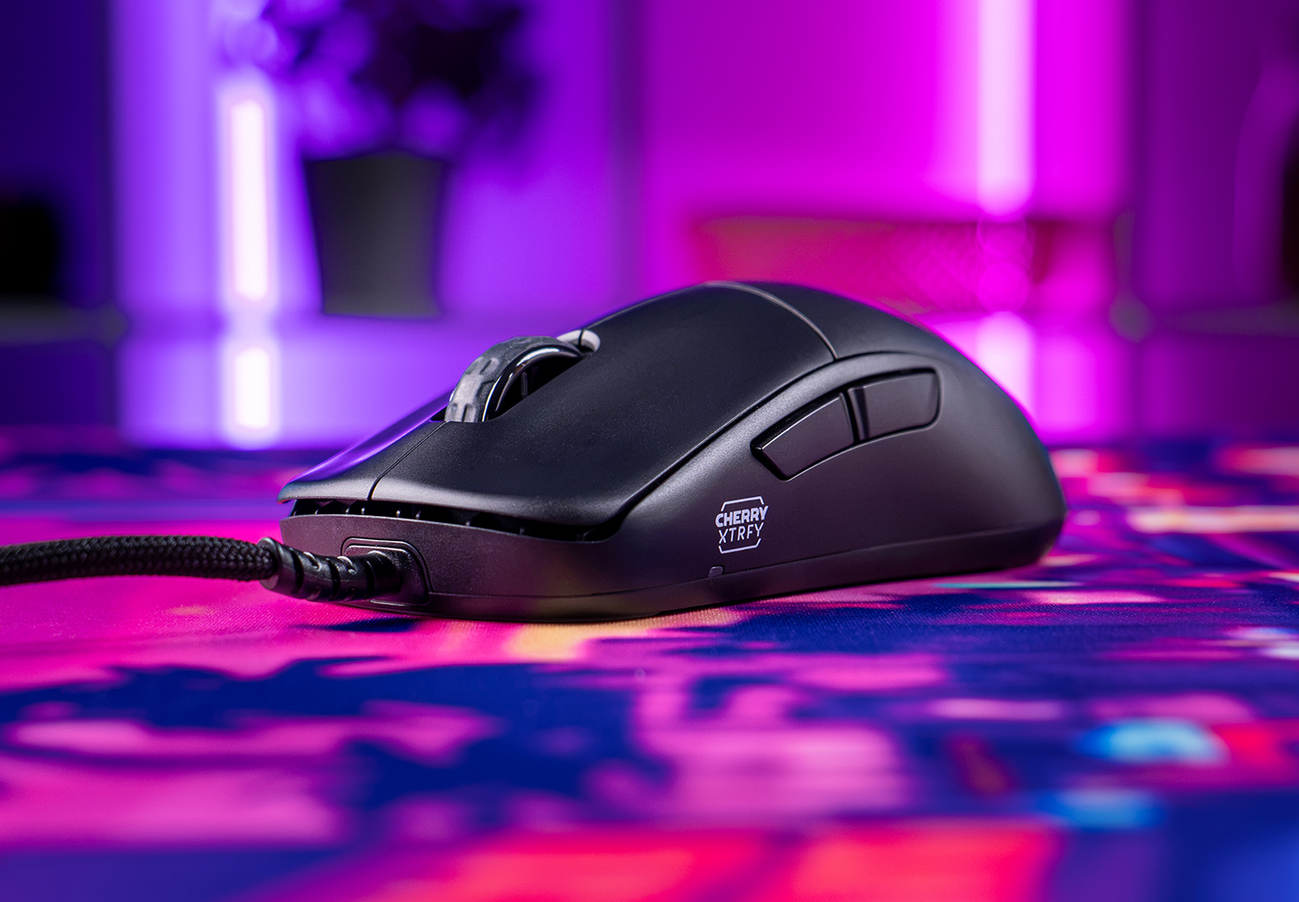Mouse gamer Cherry Xtrfy M42V2 ultraleve de 45 gramas com casca sólida
