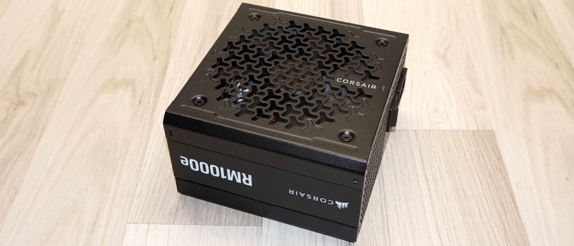 Fonte Corsair RM1000e 2026 com cabo ThermalProtect 12V-2x6 e sensor de temperatura