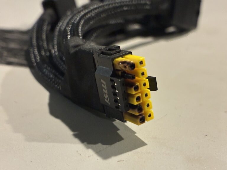 Conector de 16 pinos derretido em placa RTX 5090 após uso do DLSS 5