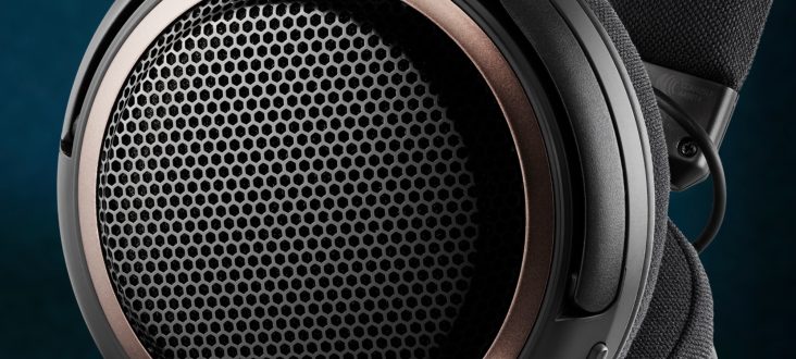 Headphone wireless open-back Audio-Technica ATH-AL5NC em fundo colorido