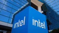 Processador Intel sobre placa-mãe ilustrando o aumento de preço de CPU Intel em outubro