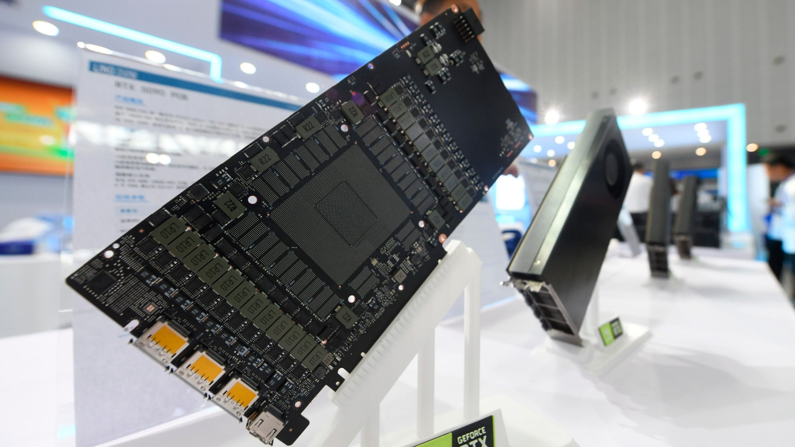 Placa de vídeo GeForce RTX 5090 modificada com 96 GB de memória